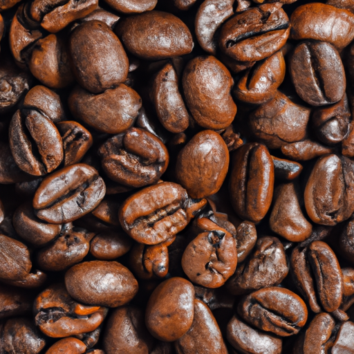 צילום תקריב של פולי קפה טחונים טריים, המדגיש את המרקם והצבע העשיר שלהם.